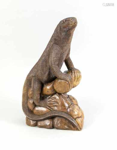 Oriental Carved iguana. 20th century. Nice quality. Size: 40 x 22 x 12 cm. In good condition.