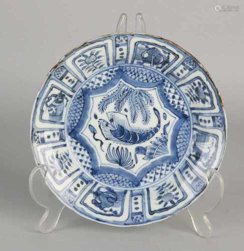 Chinese porcelain plate in Wanli-style decor with wings. Size: 3 x ø 16.5 cm. In good condition.