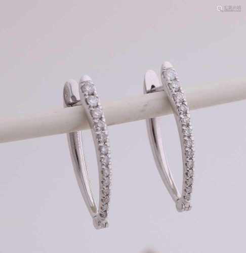 White gold earrings, 750/000, with diamond. Fine blow hoops in a V-shape at the front side set