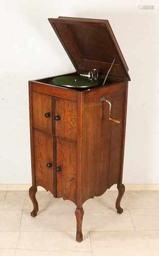 Antique oak gramophone. Approximately 1920. Size: 110 x 46 x 50 cm. In good condition.