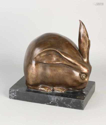 Bronze rabbit on black marble base. To Francois Pompon. 21st century. Size: 25 x 22 x 14 cm. In good