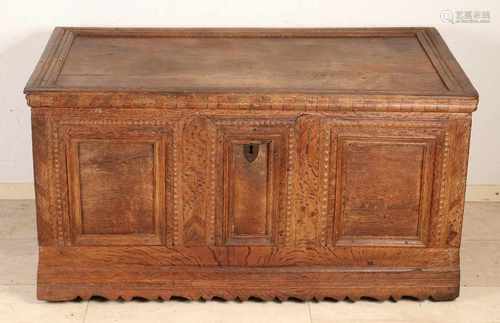 18th Century German oak blanket chest with flat lid. Finally fog. Size: 60 x 117 x 67 cm. In good