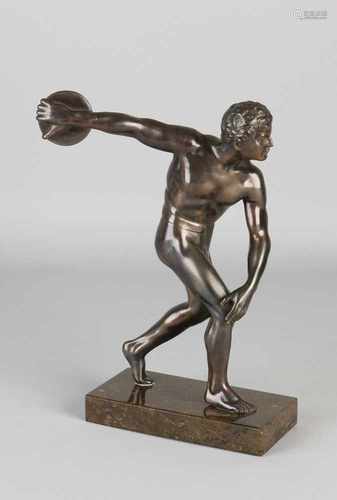 Bronze patinated Art Deco discus thrower on marble base. Circa 1930. Dimensions: 24 x 15 x 7 cm.