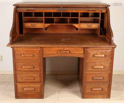 Antique oak rolbureau with various panels and drawers. Heavy duty. Size: 125 x 81 x 137 cm. In