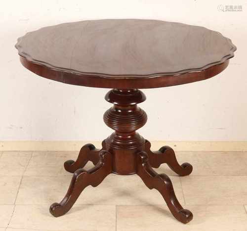 Gave antique mahogany dining table with gecontourneerd leaf and 4-foot timber. Circa 1870. Louis