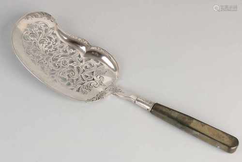 Silver fish, 833/000, with wooden handle. Fish slice cut with a floral pattern and engraved attached