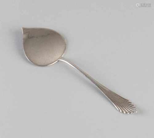 835/000 Silver pasteischep with fan-shaped handle. Mr. J.M. Kempen and Zn.-Voorschoten. Circa