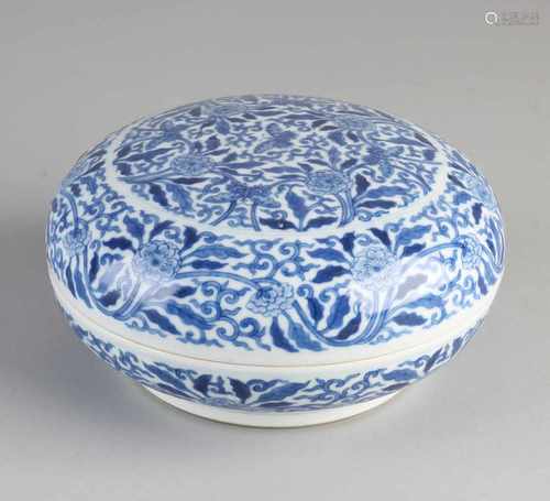 Chinese porcelain lid box with peonies / butterfly decor + six characters bottom mark. Size: 8 x Ø