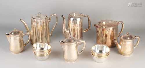 Lot hotel silver. 20th century. 13 Parts. Among others: Dessert dishes, coffee and tea pots. Size: