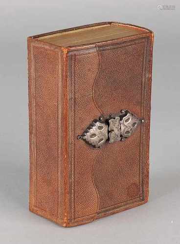 Bible, the New Testament, with leather cover features a silver gecontourneerd lock getrembleerde