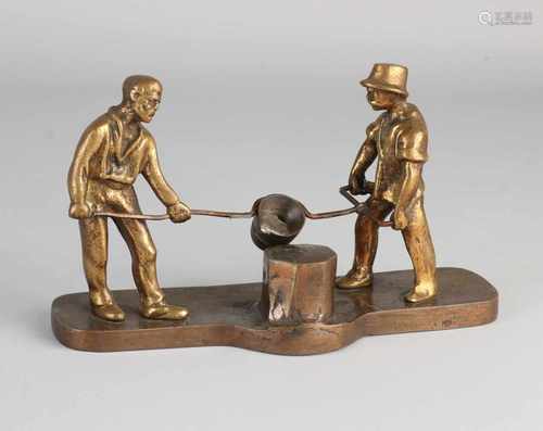 Bronze statue. Bronze casters. Circa 1930. Dimensions: 11.5 x 20 x 7 cm. In good condition.