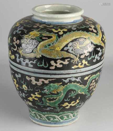 Large Chinese porcelain dragon vase Family Verte. Dragons in clouds decor. Dimensions: H 28 x Ø 22