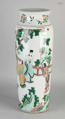 Large Chinese porcelain Family Verte rolvaas surrounded by figures decor. Size: H 47 cm. In good