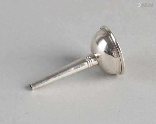 Silver miniature funnel for the filling of bottles, among other things loderein etc. With Dutch