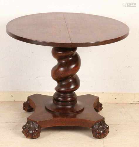 Antique oak side table with twisted leg and claw feet. Approximately 1920. Size: H Ø 50 x 60 cm.