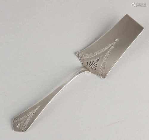 Silver cake slice, 833/000, Louis XVI style. Scoop with trapezoidal cut sheet with garland-shaped