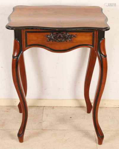 Dutch walnut William sewing table. Circa 1870. Size: 77 x 43 x 55 cm.In good condition.