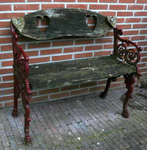 Cast iron garden bench. 20th century. rotten wood. Size: 87 x 100 x 52 cm. In reasonable condition.