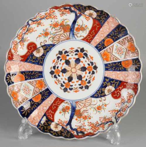 Large 19th century Japanese Imari porcelain dish. Gecontourneerd, with floral / gold decor. Size: