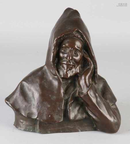 Antique bronze bust. Signed Derre La Fonderie de Paris. Man with hood. Size: 19 x 19 x 10 cm. In