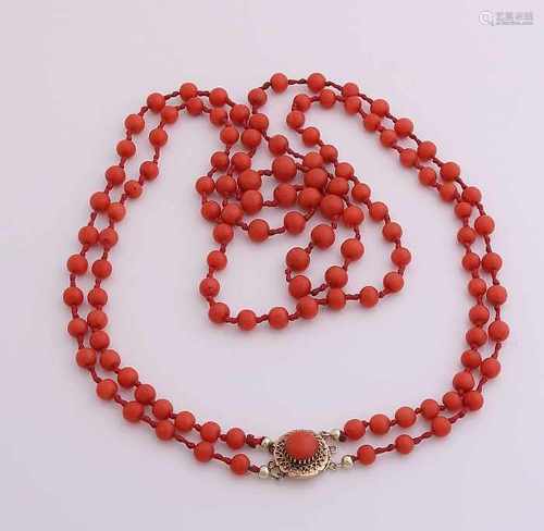 Necklace of coral with gold clasp, 585/000. Over knotted necklace of coral, extending 6-8mm in size,