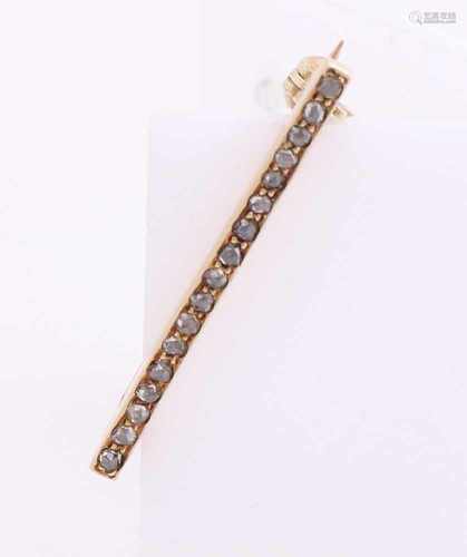 Yellow gold bar brooch, 585/000, with diamond. Small bar brooch set with a row of diamonds with an