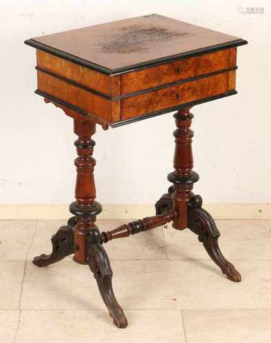 German Gründerzeit walnut sewing table with beautiful inner life. Circa 1890. Size: 77 x 49 x 41 cm.