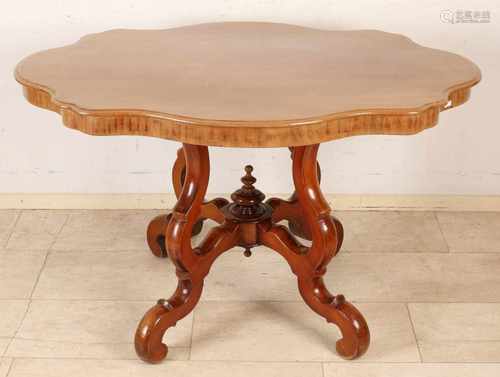 Walnut Louis Philippe spinnekoptafel with gecontourneerd sheet. Circa 1870. Dimensions: 71 x 120 x