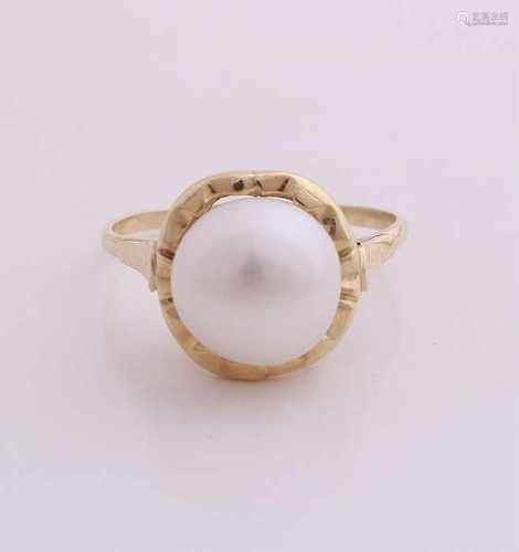 Yellow gold ring, 585/000, with pearl. Ring with large surfaced edge is provided with a large