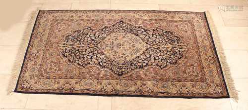 Persian garment in earth tones, finely drawn with floral decoration. Size: 100 x 160 cm. In good