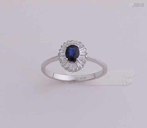 White gold ring, 750/000, with diamond and sapphire. A white gold rosette ring with in the middle