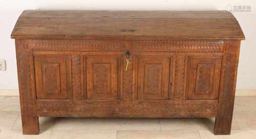 Large oak blanket chest with monogram and dated 1709. score cut. With original slot. Size: 85 x 68 x