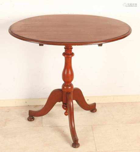 19th Century English mahogany tiltop table with oval leaves. Size: 76 x 76 x 55 cm. In good