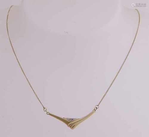 Yellow gold choker, 585/000, with a fine gourmet collier in the middle provided with a V-shaped