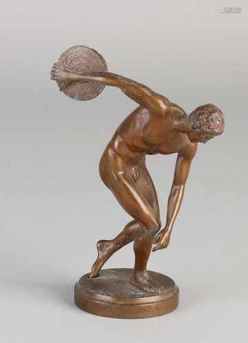 Ancient Roman bronze discus thrower. Circa 1920. Dimensions: H 13 cm. In good condition.