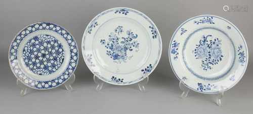 Three times Chinese porcelain. Comprising: Twice 18th century Qung Lung well. One meal with floral