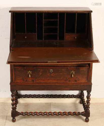 Antique English oak desk with original fittings and twisted legs. Approximately 1920. Size: 106 x 80