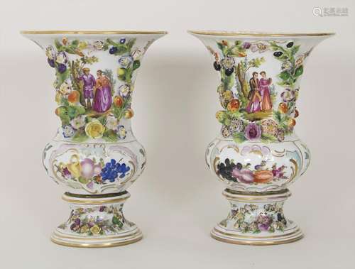 Paar Kratervasen mit galanten Szenen / A pair of urn