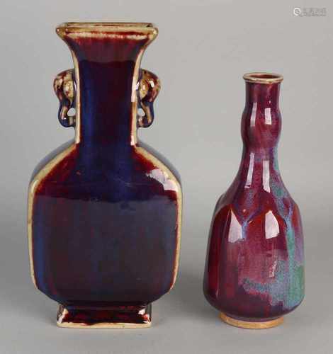 Two Chinese porcelain vases with red / brown / blue glaze. Bottom Brand. Size: H 21-25 cm. In good