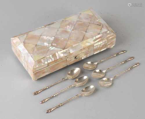 Mother of pearl spoon box filled with six silver spoons, 835/000, with puntbak and bokkepoot. 8.5