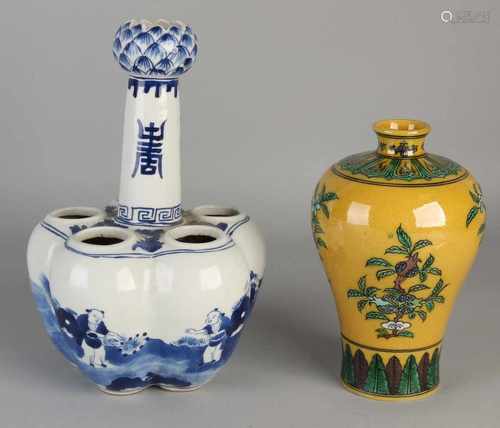 Twice Chinese porcelain. Consisting of: Tulipvase with Figures decor + bottom brand. Baluster vase