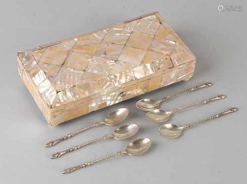 Mother of pearl spoon box filled with six silver spoons, 835/000, with puntbak and bokkepoot. 8.5