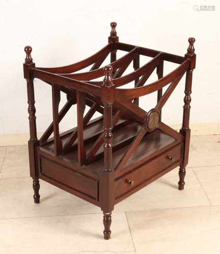 English mahogany with magazine rack tray. Style furniture, second half of 20th century. Size: 61 x