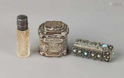 Lot with silver, with a loderein box, 833/000, rectangular gecontourneerd model decorated with