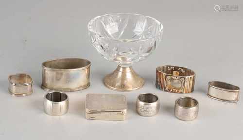 Lot silver with a pillbox with ribbewerking, five small napkin rings, napkin two bands, one with