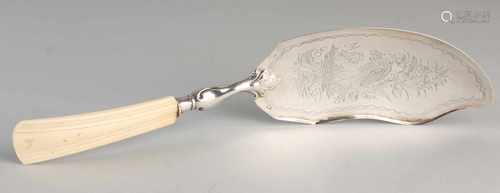 Silver spoon, 800/000, with gecontourneerd engraved blade attached to an ivory handle. Equipped with