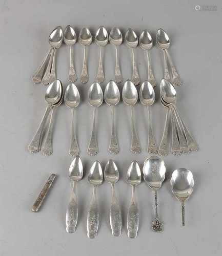 Lot with various silver spoons, 835/000, and a needle case, 800/000. Borrel spoons 12 and 12