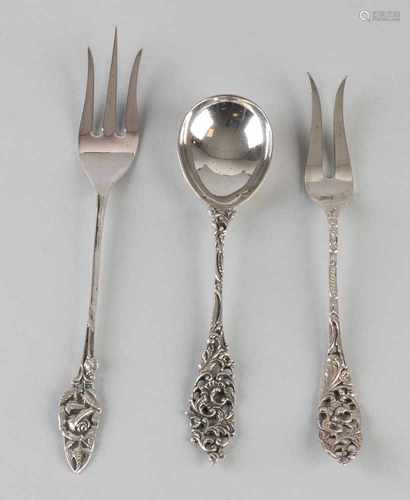 835/000 silver cake fork with floral stalk. Length: 17 cm. Mr. M. satellite camp and Co.-