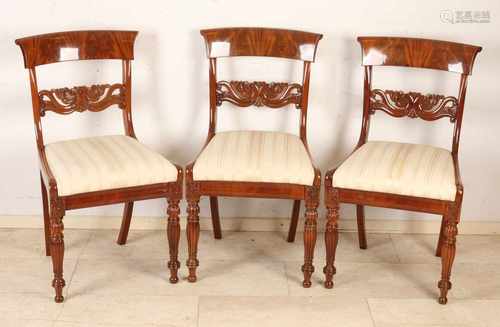 Three antique English mahogany chairs with good upholstery. Shellac. Circa 1870. Size: 88 x 47 x