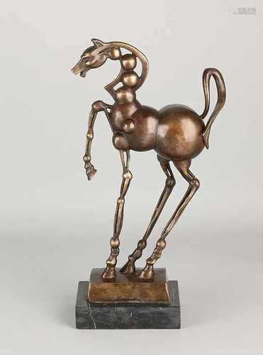 Bronze horse to Salvador Dali, with black marble base. 21st century. Size: H 34 cm. In good